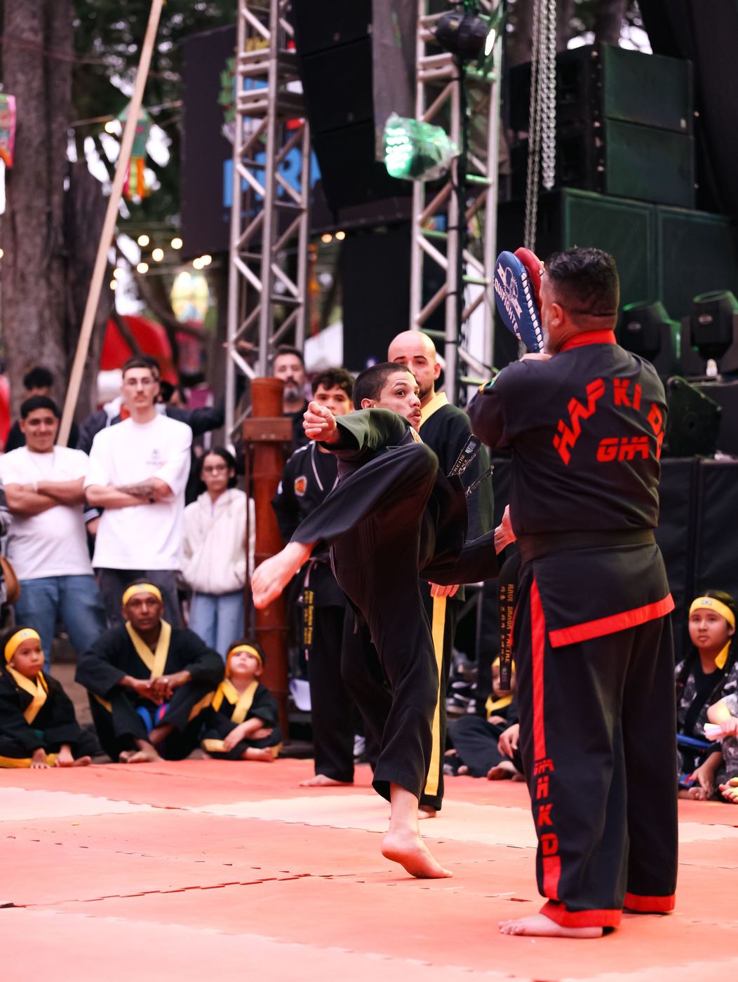 Quebramento de tábua em apresentação pública de Hapkido do IBH