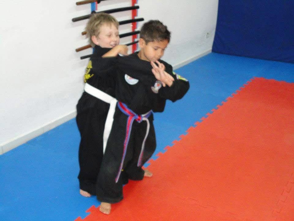 Duas crianças praticando técnica em dupla
