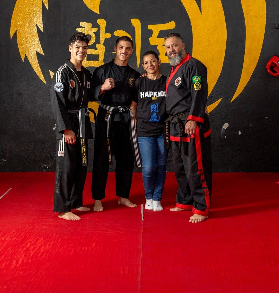 Alex Santos Freire, Lucas Santos Freire, Renata Maria Santos Freire e o Chong Kwanjangnim Raul Braga Freire reunidos no dojang de Piracaia