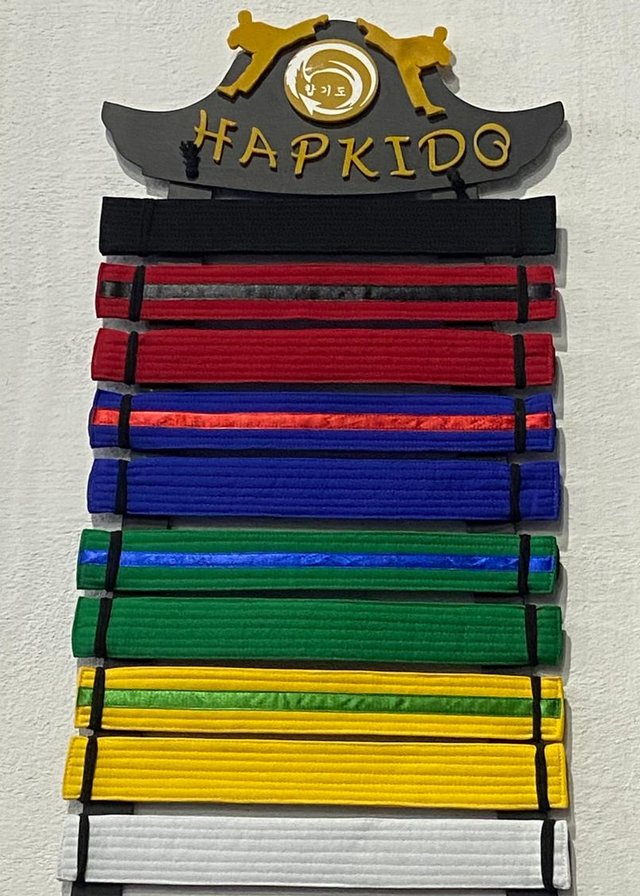 Sequência de faixas do Instituto Brasileiro de Hapkido, da branca à preta, com as faixas de preparação (pontas) entre cada cor